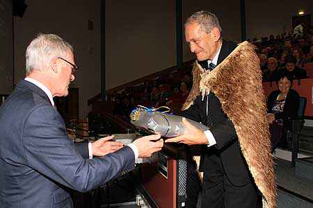 Vice-Chancellor Steve Maharey presenting Sir Mason with a gift.