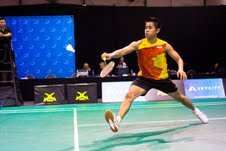 Top Seed Simon Santoso Cruises