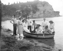Unidentified group in dinghy.  Credit: Sir George Grey Special Collections, Auckland Libraries