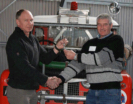 Cr Geoff Blackmore, left, hands over the Land Rover to Tuapeka Vintage Club President Gary Crawford