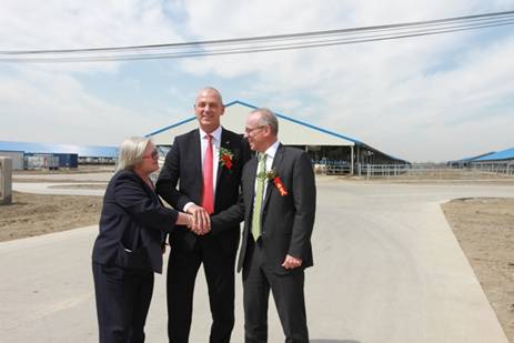 From left to right: Nicola Morris, Fonterra General Manager China Farms,  Fonterra Chief Executive Theo Spierings and Fonterra Chairman Sir Henry van der Heyden.