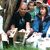 Luis Ortiz-Catedral releasing a kakariki  at Tawharanui Regional Park.