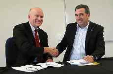 Massey's Professor Ian Yule signs the memorandum of understanding with Peter Barrowclough, CEO of Lincoln Ventures Limited.